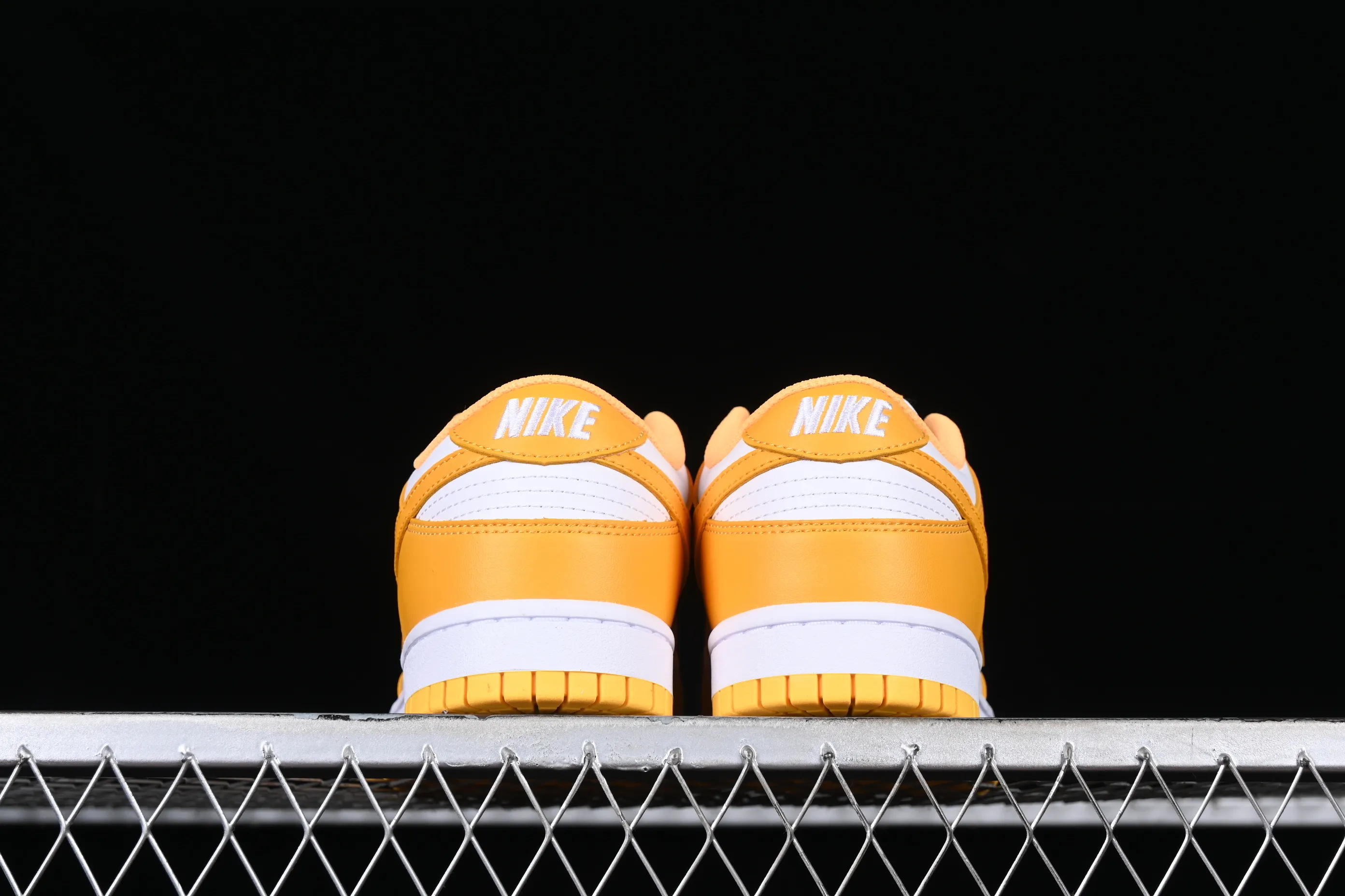All categories Nk SB Dunk series Nk SB Dunk Low low-top sneakers Nk Dunk Low SB dunk series white and yellow color low-top casual sports skateboard shoes DD1503-800
